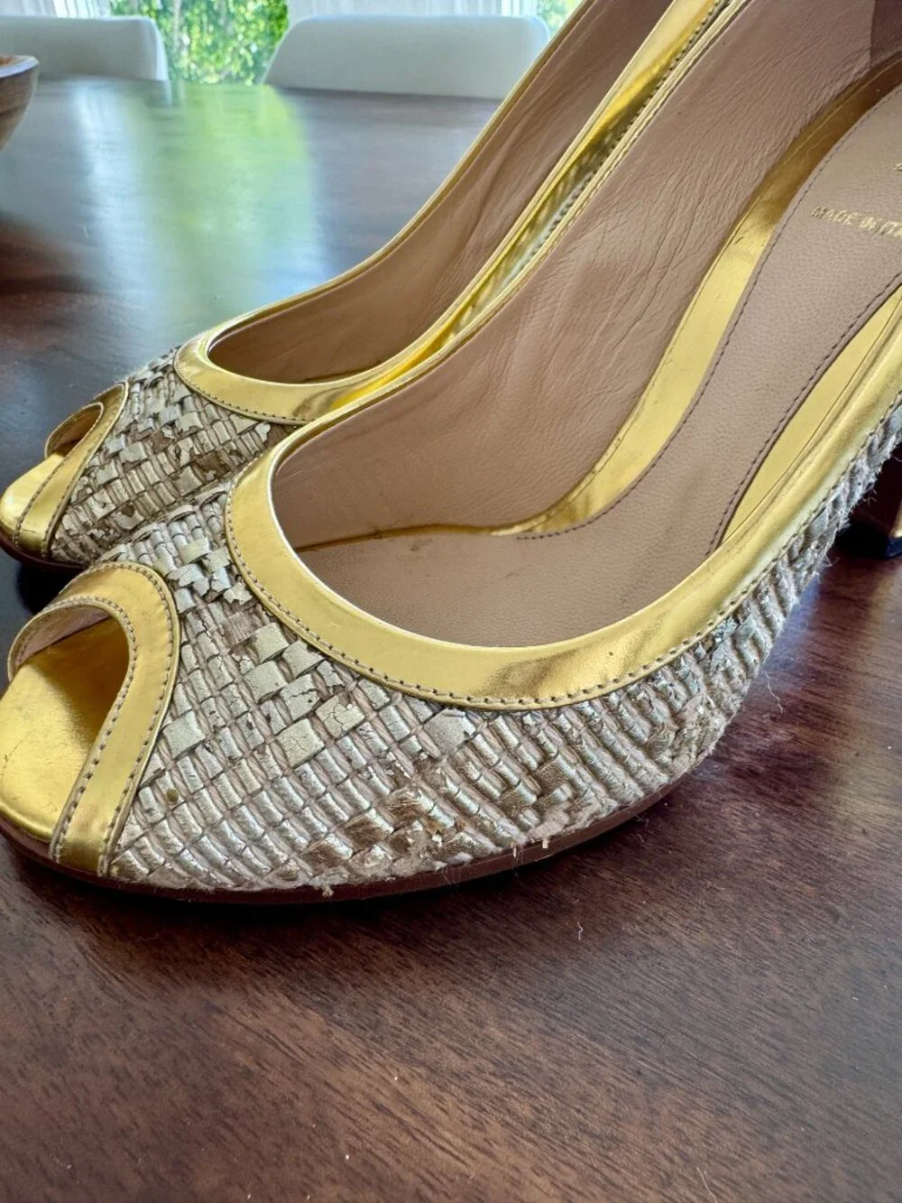 FENDI Spuntata Intreccio Oro / Gold Woven Leather Peep Toe Pump